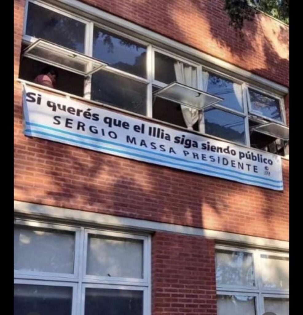 Bandera en el colegio que dice "Si querés que el Illia siga siendo público. Sergio Massa presidente".