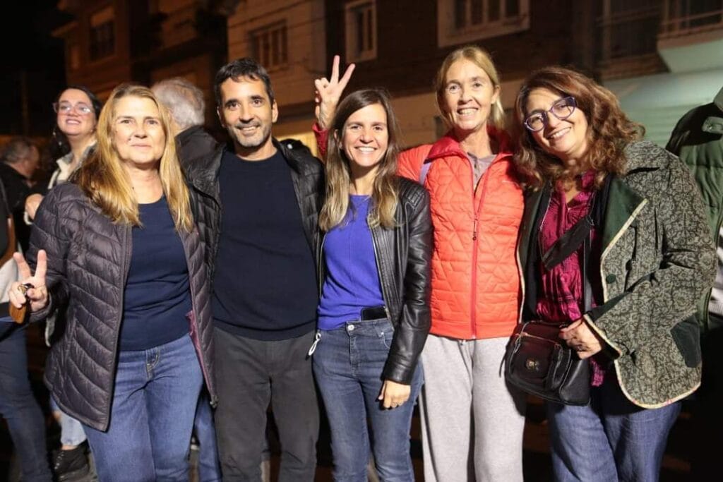 Analía Laxalde, junto a Fernanda Raverta, haciendo la V